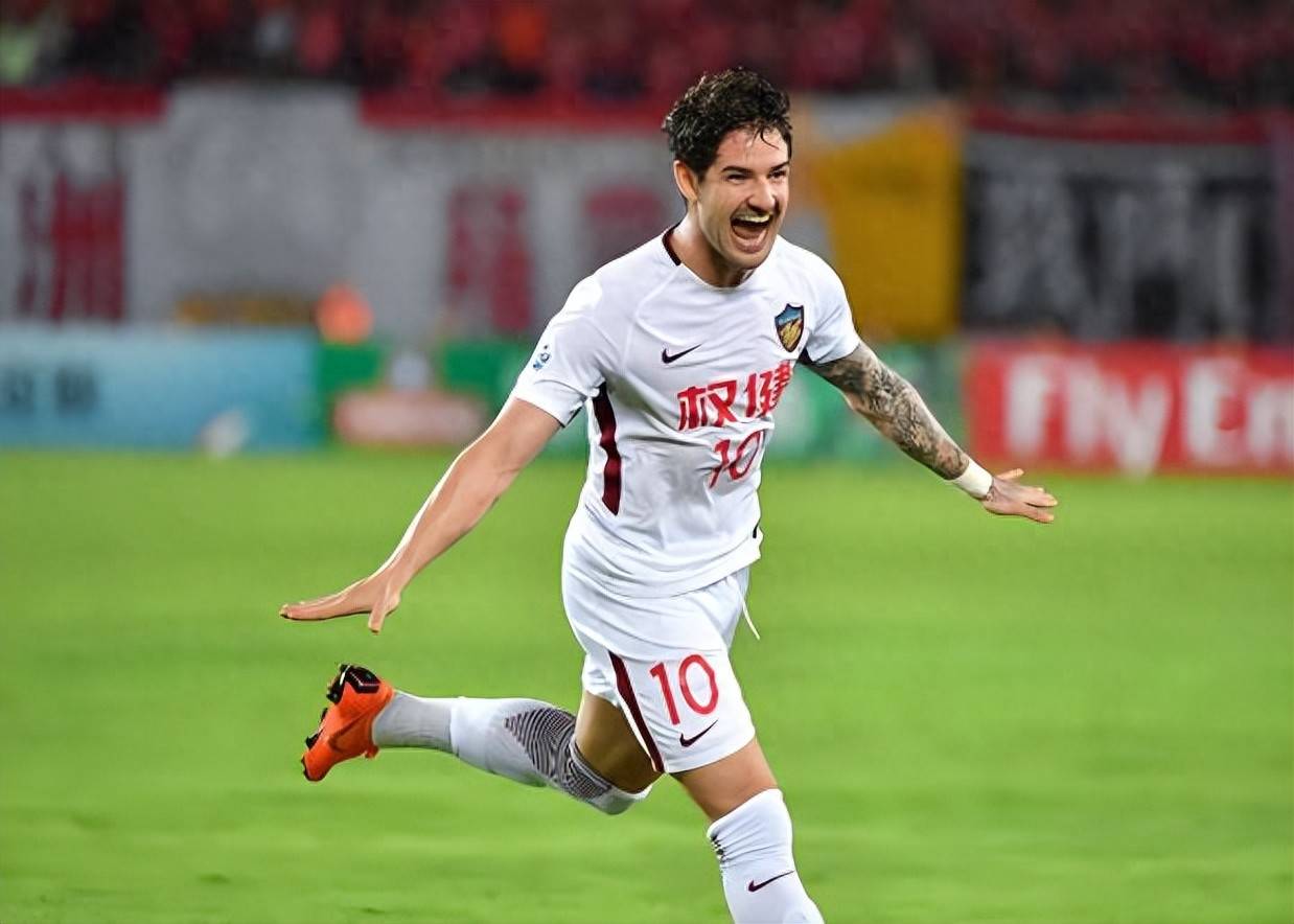 国王杯倒计时，成都蓉城冲刺阶段远射贴柱，细节引发关注，气氛紧张，年轻球员得到机会的简单介绍