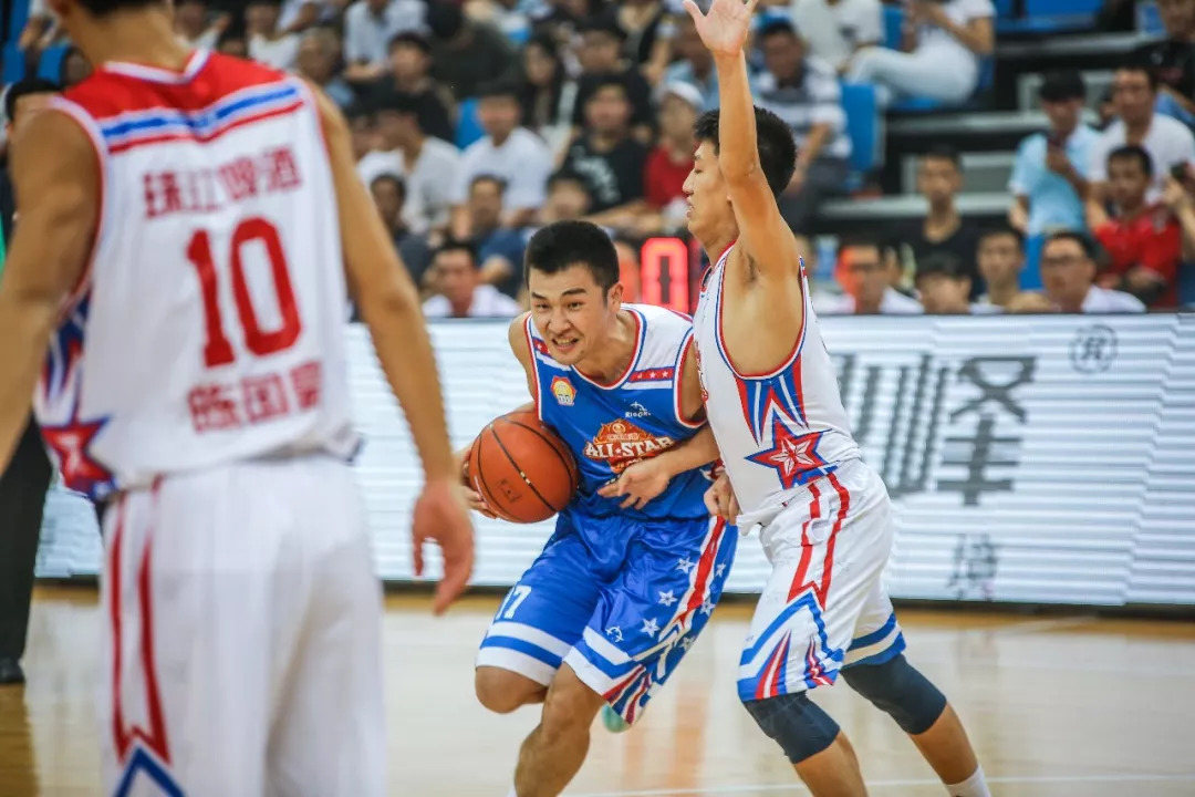 亚博-阿斯顿维拉训练开放日；冲刺阶段门线救险引欢呼；全明星赛在即；阵容厚度经受考验的简单介绍-亚博