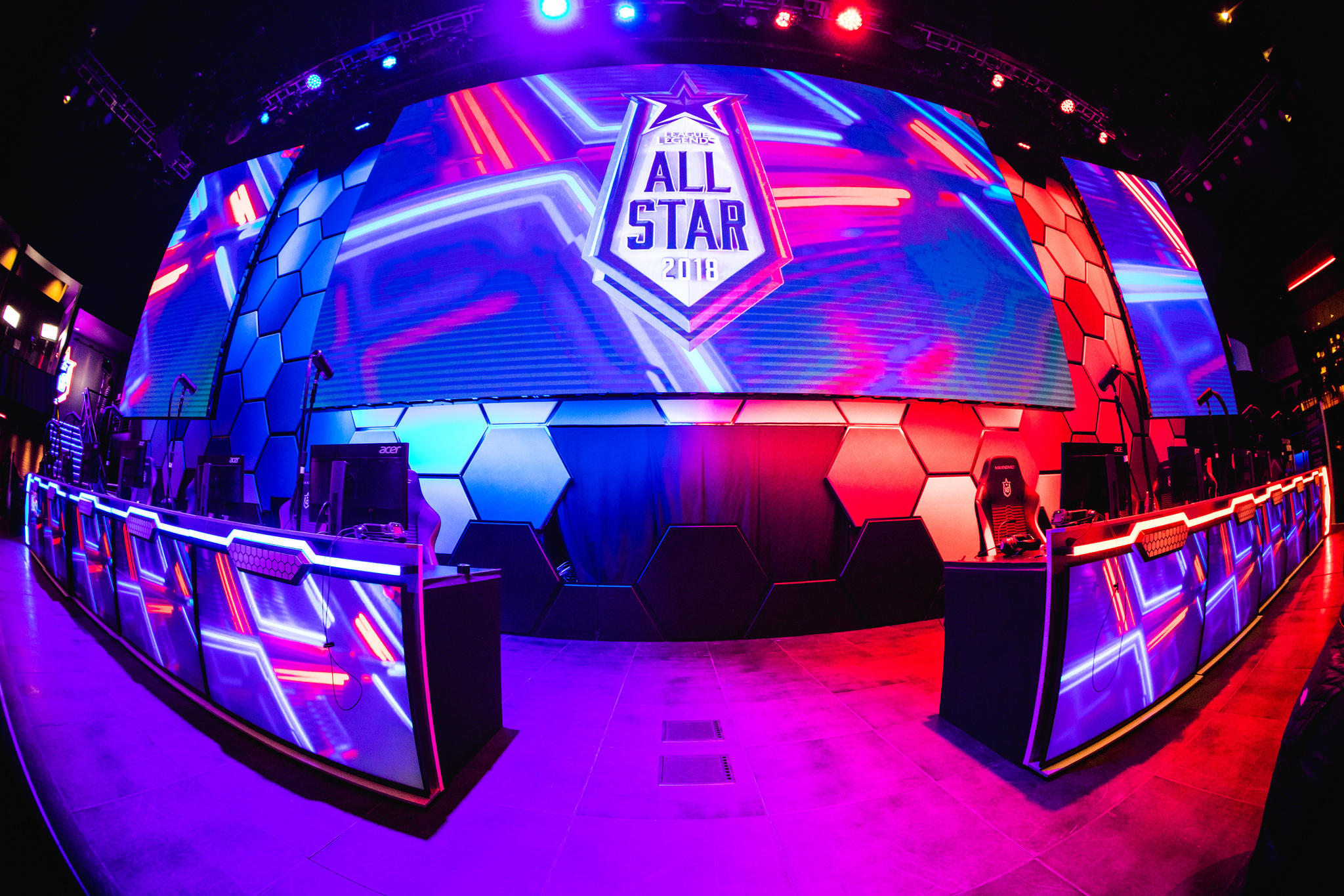 阿斯顿维拉训练开放日；冲刺阶段门线救险引欢呼；全明星赛在即；阵容厚度经受考验的简单介绍