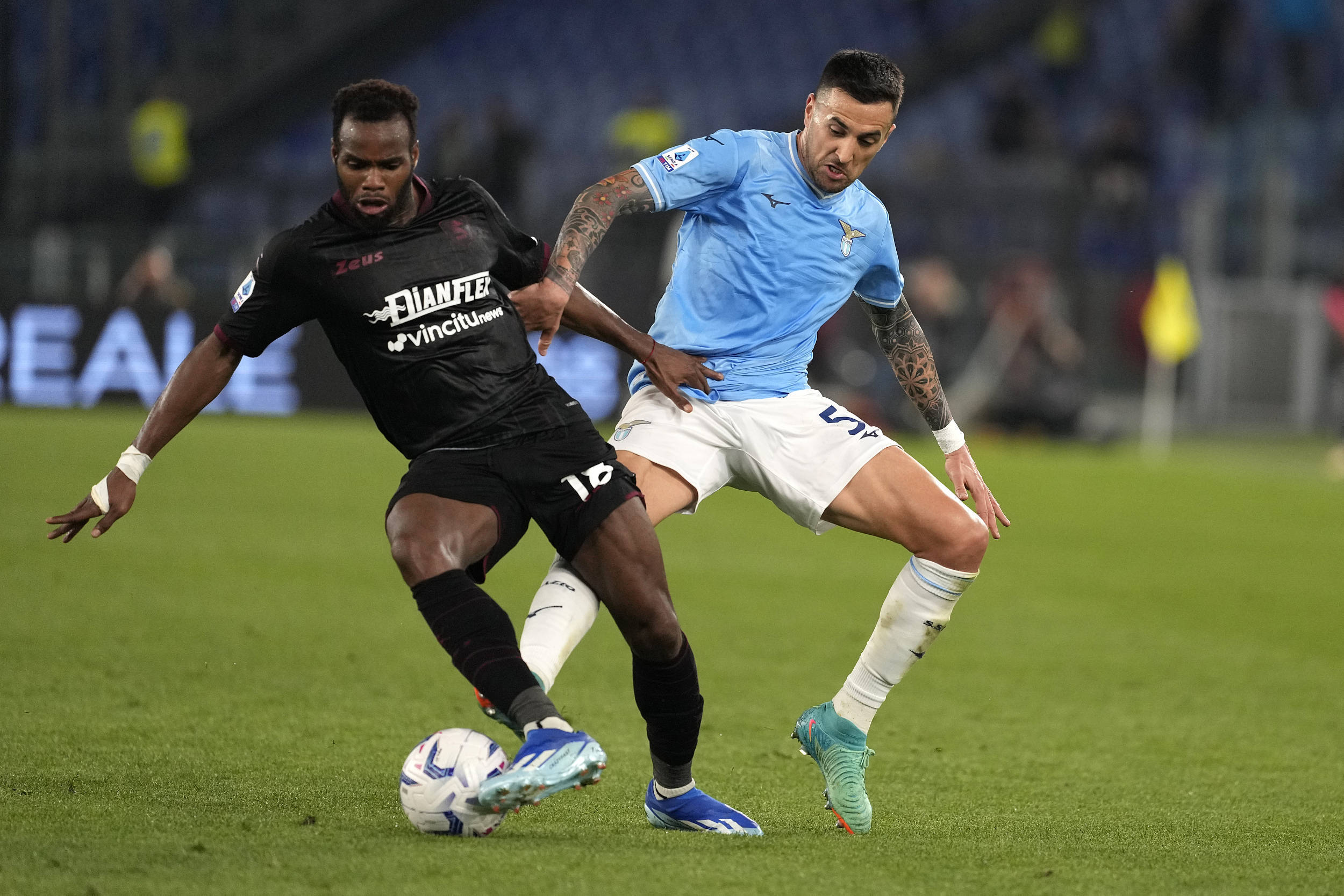 亚博体育-包含上海海港迎意大利杯关键赛，加时末段完成体检，震撼外界，纪律约束更严格的词条-亚博体育